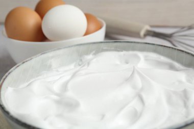 Beyazları kasede, yumurtaları masada dövmek, yakın plan.