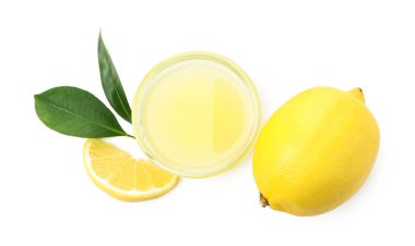 Taze limon suyu, meyveler ve yapraklar beyaz, üst manzara