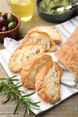 Kesme ciabatta, baharat ve zeytin ahşap masa, yakın çekim