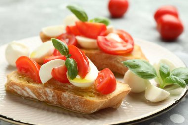 Mozarella peynirli, domatesli ve fesleğenli lezzetli bruschettalar, yakın plan.