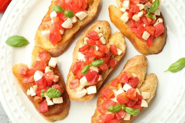 Mozarella peynirli, domatesli ve fesleğenli lezzetli bruschettalar.