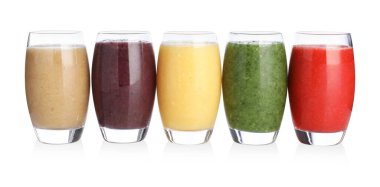 Beyaz bardaktaki farklı lezzetli içecekler.