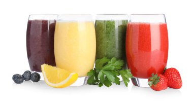 Beyaz bardaklarda ve malzemelerde farklı lezzetli içecekler var.