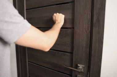 Apartman kapısını çalan adam, yakın çekim manzarası.