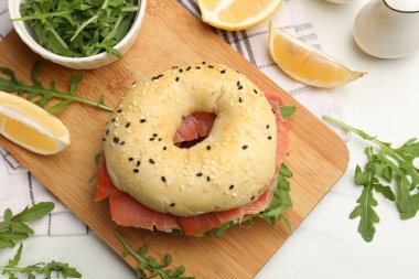 Somon, roka ve limonlu leziz simit.