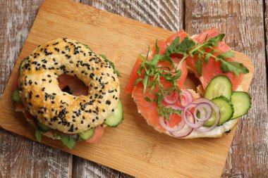 Ahşap masada somonlu leziz simit, üst manzara.