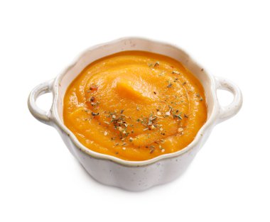 Balkabağı şeklindeki kabak kremalı çorba, beyazın üzerinde izole edilmiş.