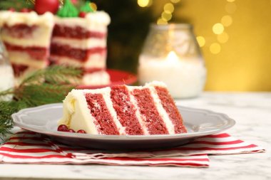 Bulanık ışıklara karşı beyaz mermer masada servis edilen yaban mersinli lezzetli bir pasta dilimi. Noel tatlısı