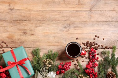 Bardakta romatik kahve, fasulye, hediye kutusu ve ahşap masada Noel süsü, düz yatak. Metin için boşluk