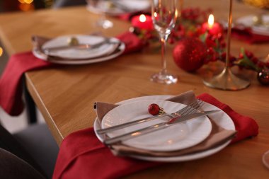 Noel mekanında, odasındaki ahşap masada şenlikli dekorlar, yakın çekim.