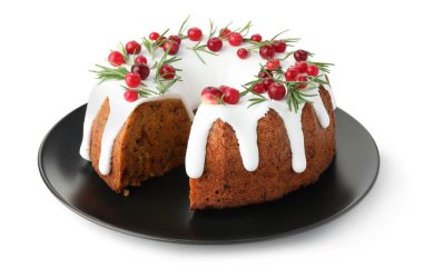 Lezzetli bir Noel pastası, kremalı, kızılcıklı ve biberiyeli beyaz üzerine izole edilmiş.