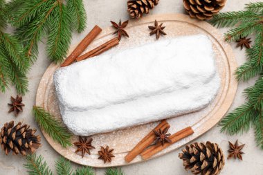 Geleneksel Noel Stollen. Gri masada şekerli, baharatlı ve şenlikli bir dekor.