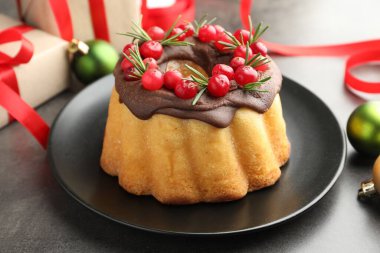 Yaban mersinli pasta, hediyeler ve gri masada Noel dekoru, yakın plan.