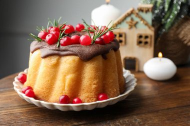 Yaban mersinli kek ve ahşap masada Noel süsü, yakın plan.