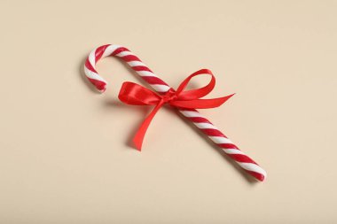 Bej arka planda fiyonklu şeker kamışı, yakın plan. Noel hediyesi