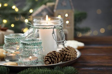 Noel fenerleri, kurabiyeler ve ahşap masada arka planda bulanık ışıklar ve yazı için yer olan şenlikli bir dekor. Bokeh etkisi