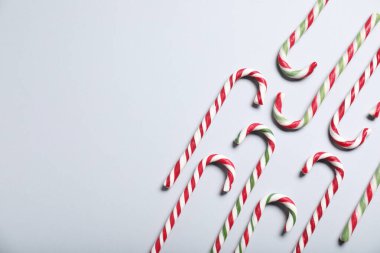 Gri arkaplanda şeker kamışları, metin için yeri olan düz yataklar. Noel hediyesi