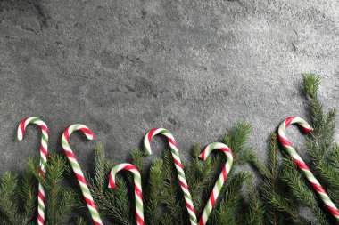 Lezzetli şeker kamışları ve gri desenli masa üzerinde köknar ağacı dalları, yazı için yeri olan düz bir yer. Noel hediyesi