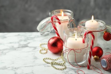 Güzel Noel fenerleri ve beyaz mermer masa üzerindeki şenlikli dekor, yakın plan. Metin için boşluk