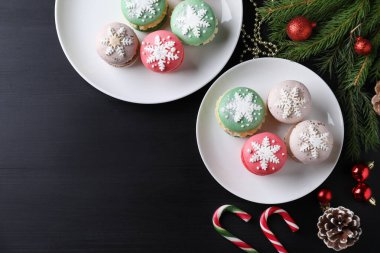 Lezzetli badem kurabiyeleri ve siyah masa üzerinde Noel süsü. Metin için boşluk