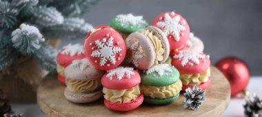 Lezzetli badem kurabiyeleri ve Noel süsü. Masada, yakın plan.