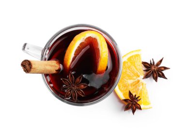 Lezzetli sıcak şarap, portakal dilimi ve anason beyaza izole edilmiş, üst manzara.