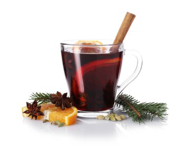 Lezzetli sıcak şarap, köknar ağacı dalları, portakal dilimi ve beyaz üzerine izole edilmiş anason.