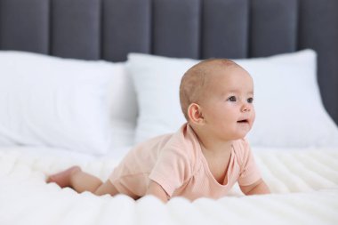 Şirin bebek evde yatakta portresi