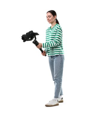 Kameraman beyaz arkaplanda kameralı titreşim dengeleyici kullanıyor