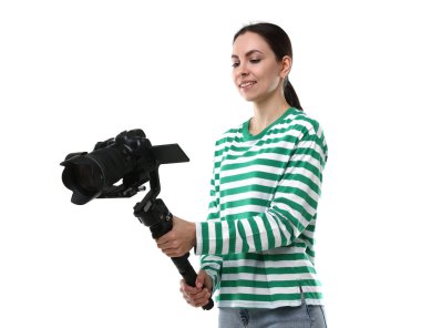 Kameraman beyaz arkaplanda kameralı titreşim dengeleyici kullanıyor