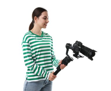 Kameraman beyaz arkaplanda kameralı titreşim dengeleyici kullanıyor