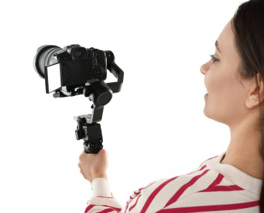 Kamerayı beyaz arkaplanda, yakın planda kullanan kameraman