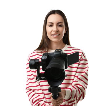 Kameraman beyaz arkaplanda kameralı titreşim dengeleyici kullanıyor