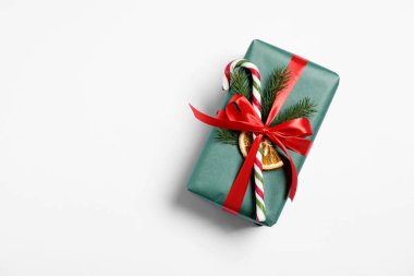 Beyaz arka planda baston şekerle süslenmiş Noel hediyesi, üst manzara. Metin için boşluk