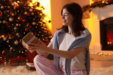 Noel sabahı evde pijamalı güzel bir kadın.