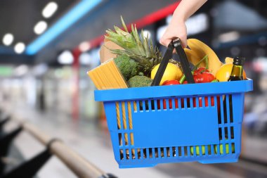 Süpermarkette farklı gıda ürünlerinin olduğu alışveriş sepeti, yakın çekim.