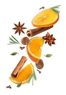 Noel için malzemeler beyaz arka plana dökülen sıcak şarap