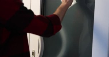 Apartman kapısını çalan adam, yakın çekim manzarası.