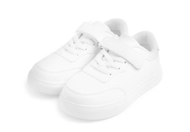 Bir çift şık çocuğun spor ayakkabısı beyaza izole edilmiş.