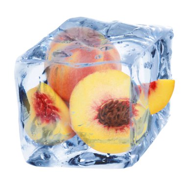 Buz küpündeki taze şeftaliler beyaza izole edilmiş.