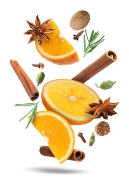 Noel için malzemeler beyaz arka plana dökülen sıcak şarap