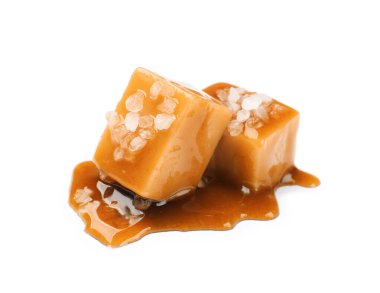 Beyaz üzerine tuz ve karamel soslu lezzetli şekerler.