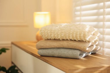 İçerideki pencerenin yanındaki dolapta temiz giysiler var, yakın çekim. Metin için boşluk