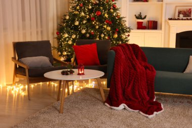 Noel ağacı, kanepe ve koltuklu şık bir oda. İç tasarım