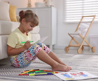 Evinde keçeli kalemle çizen sevimli küçük kız, mesaj için yer var.