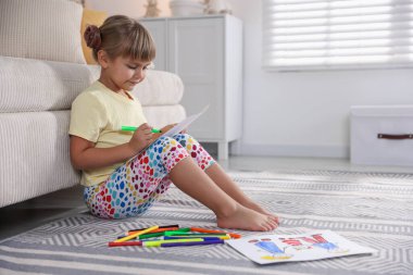 Evinde keçeli kalemle çizen sevimli küçük kız, mesaj için yer var.