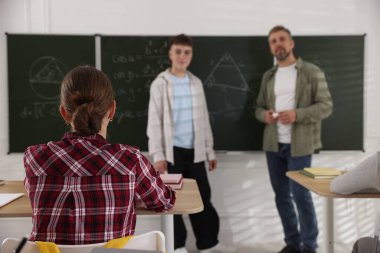 Sınıfta ders sırasında öğretmen ve öğrenciler, seçici odaklanma