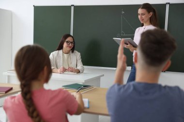 Sınıfta ders sırasında öğretmen ve öğrenciler