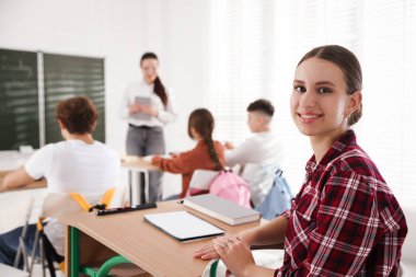 Sınıfta ders sırasında öğretmen ve öğrenciler, seçici odaklanma