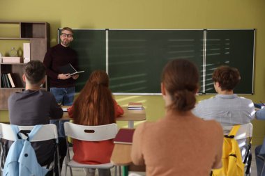 Sınıfta ders sırasında öğretmen ve öğrenciler